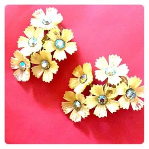 Complete your look with a  vintage touch.